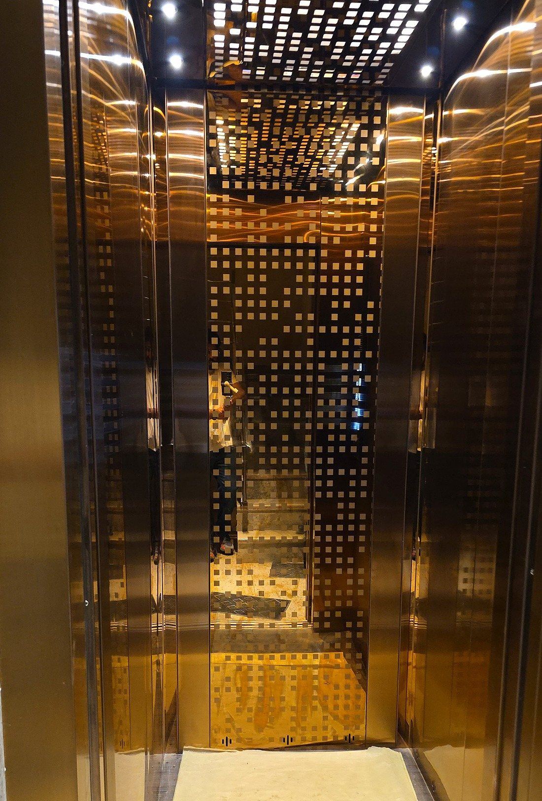Aurum — Span signature cabin interior, Gold, At Its Quietest.